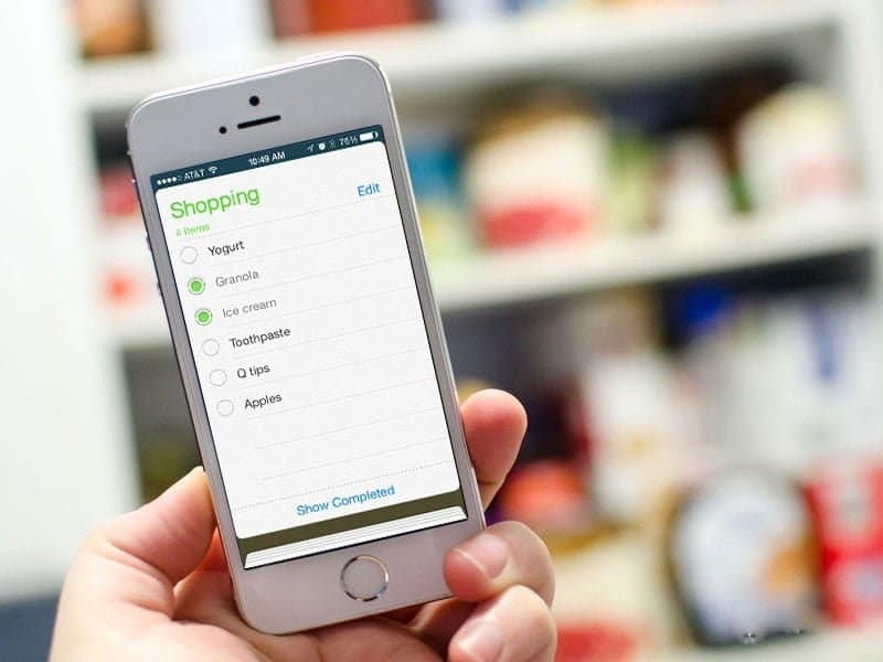 Obraz przedstawiający korzystanie z Apple Reminders i Siri do tworzenia list zakupów na iPhonie | shopping_list_reminders_iphone_hero-iNGv3Kfs-DzTechs
