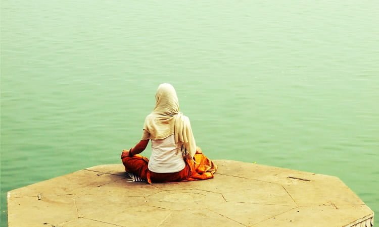 Obraz najlepszych aplikacji uspokajających, które pomagają się zrelaksować, złagodzić niepokój i oczyścić umysł | woman_meditating-lQESIRfs-DzTechs
