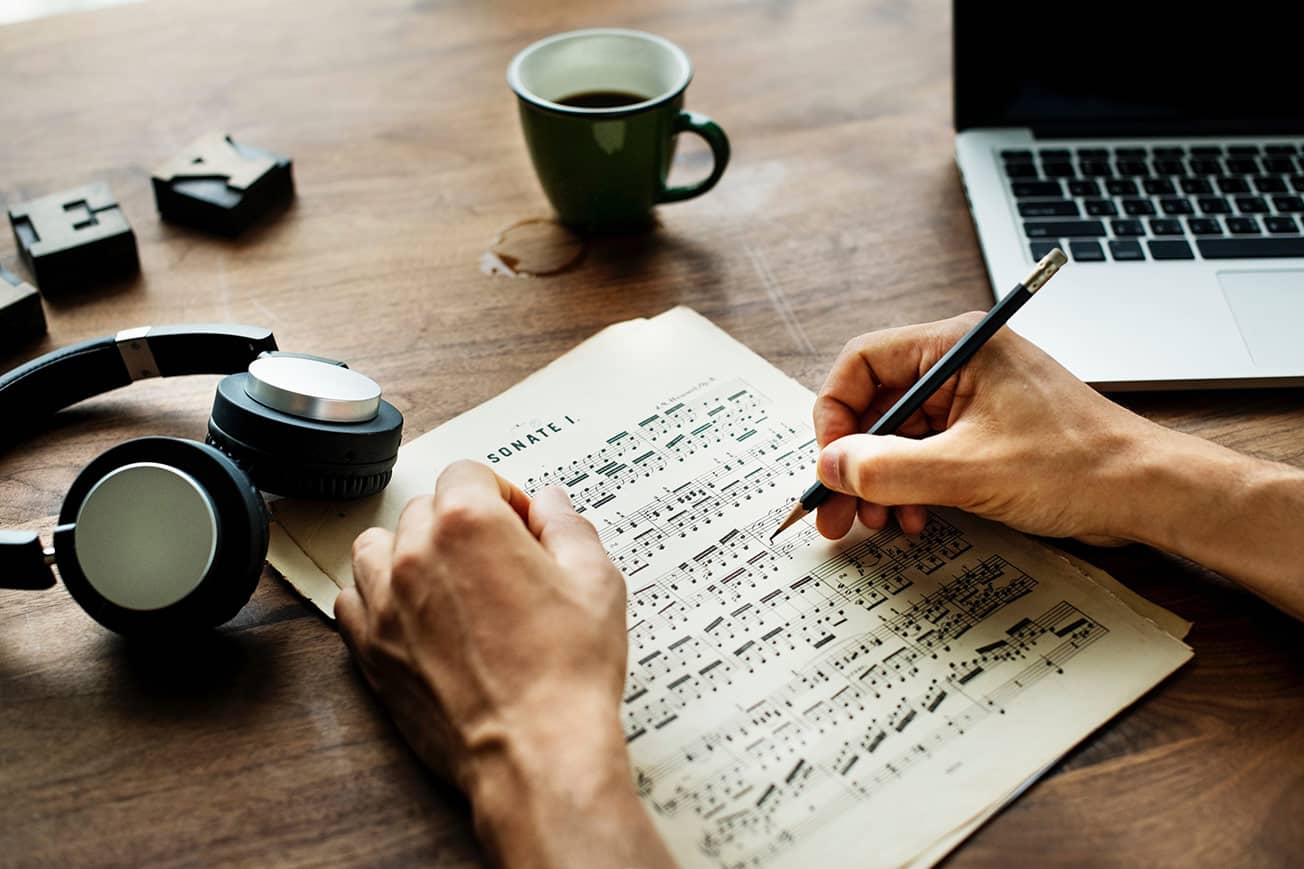 Immagine dei migliori siti web per apprendere le basi della teoria musicale | Basic_Music_Theory_Laptop_and_Coffee-21ecjWfs-DzTechs