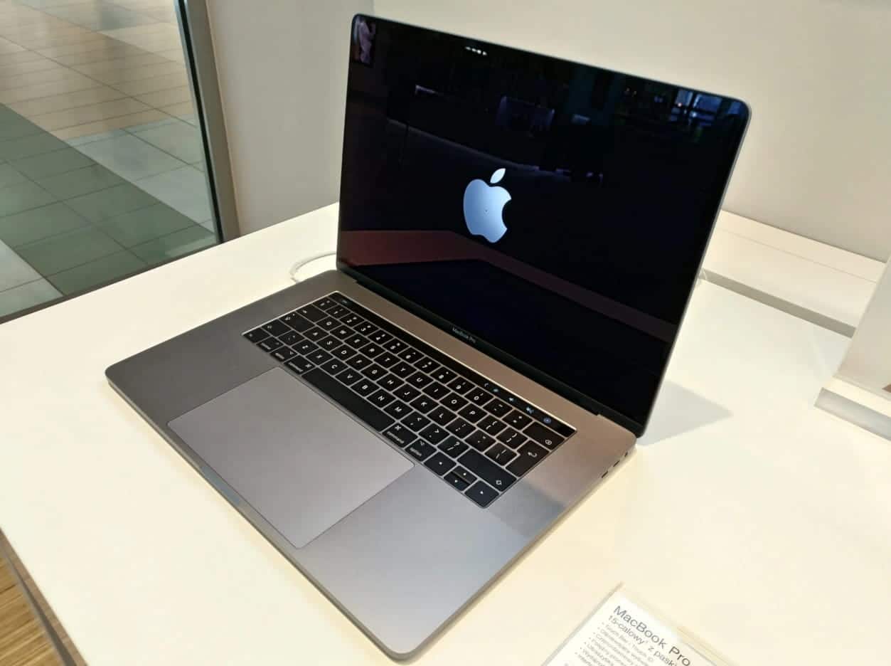 Bild der besten Orte, an denen man generalüberholte MacBooks kaufen kann, bei denen alle Probleme behoben sind | a_Touch_Bar_scaled-fnJdYVfs-DzTechs