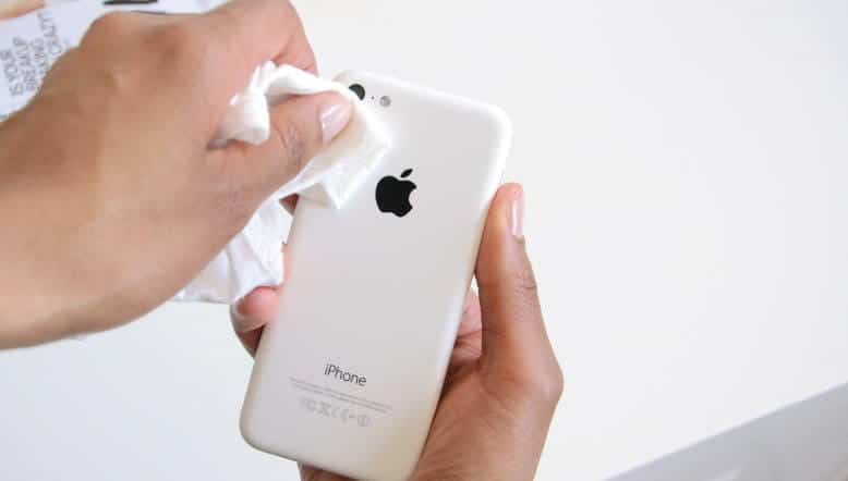 Obrazek: Jak wyczyścić brudny iPhone: Przewodnik krok po kroku | clean_lens-O8qJ4Ufs-DzTechs