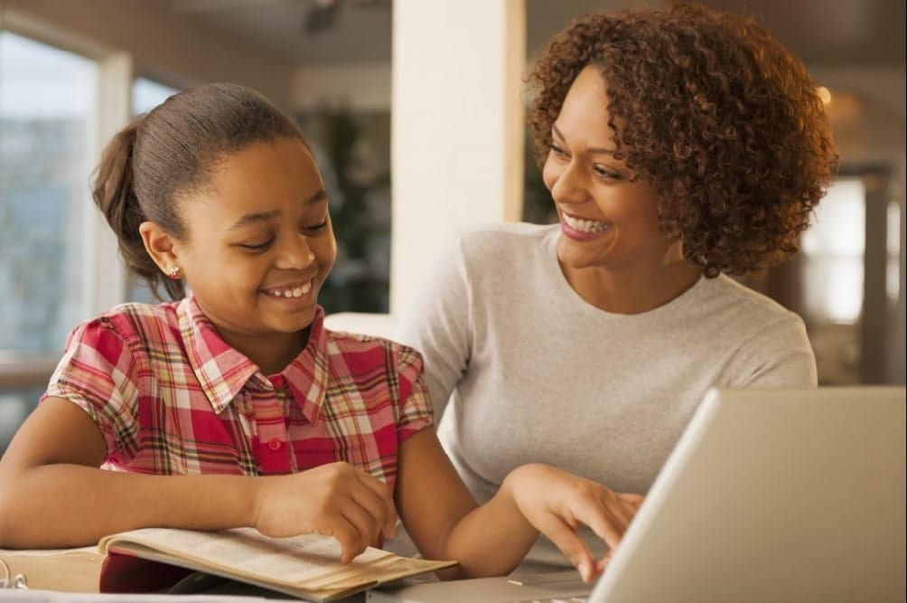 Windows 最佳家長監護應用程式圖片 | mom_and_daughter_at_computer-zzaRnUfs-DzTechs