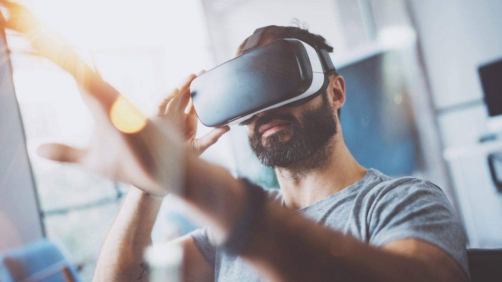 Imagen de las mejores experiencias sociales de realidad virtual para conectar con amigos | vr_man-4gSKNTfs-DzTechs