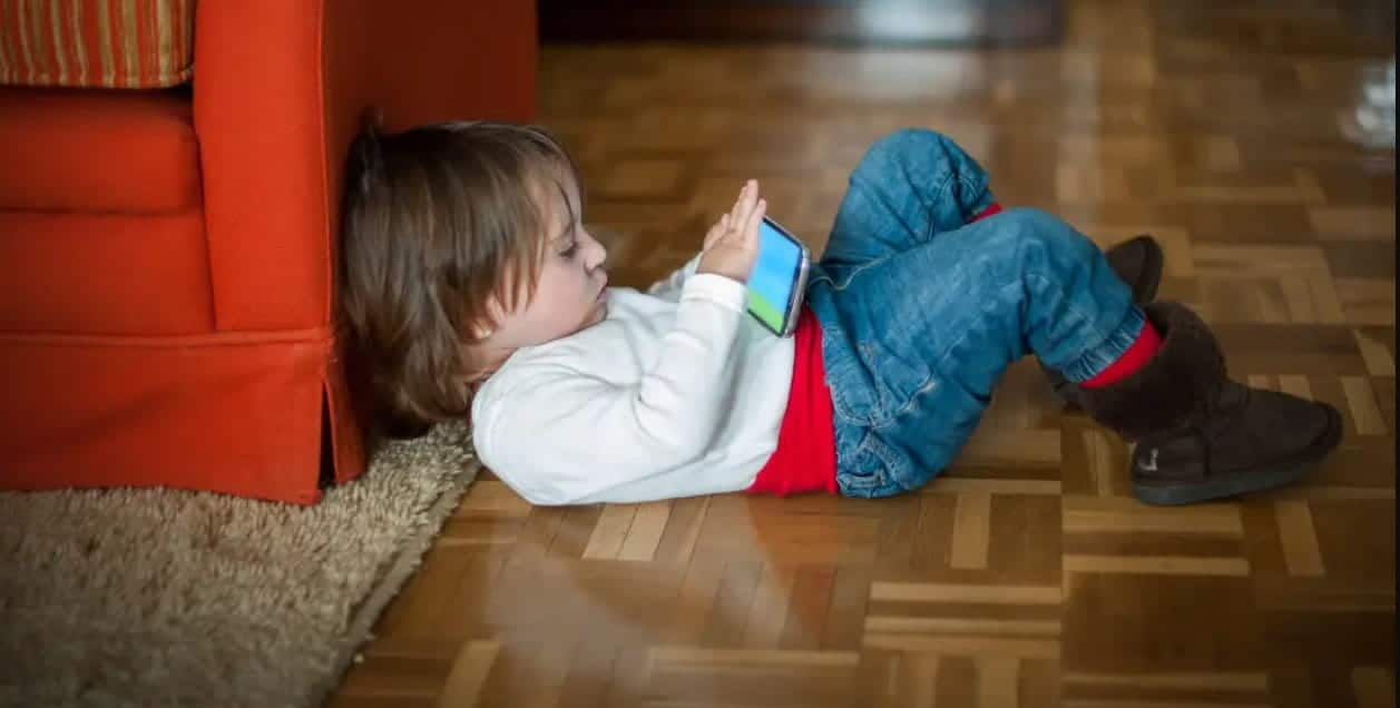 Obraz pokazujący, jak monitorować iPhone’a swojego dziecka za pomocą funkcji Udostępnianie rodzinne | baby_tablet_feature_EV0IvWfs-gFOIvWfs-DzTechs
