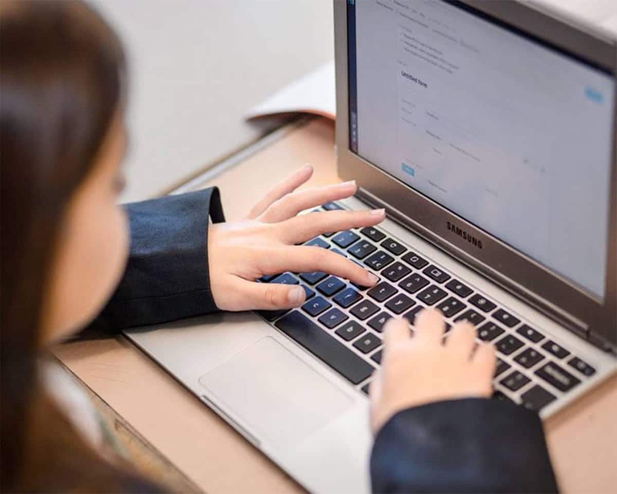 Obraz przedstawiający sposób wylogowania się z konta głównego na Chromebooku | chromebook_education_remote_learning-kMDCVYfs-DzTechs