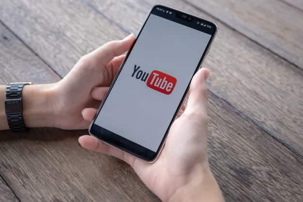 Immagine per Come scaricare i video di YouTube sul rullino fotografico su iPhone | hombre_mostrando_aplicacion_youtube_smartphone_89286_42-MV6QhLfs-DzTechs