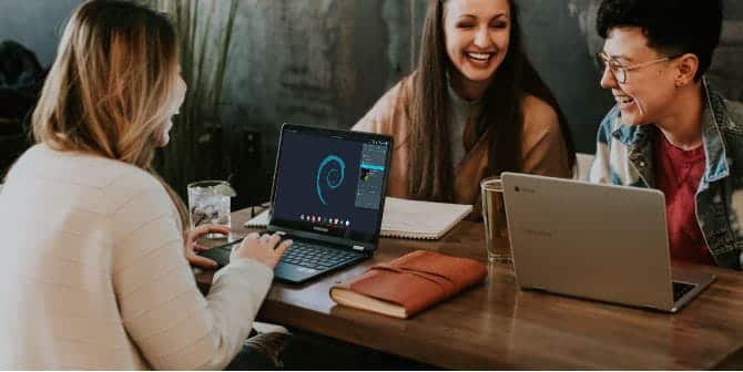Image des raisons pour lesquelles vous pourriez choisir Debian pour exécuter votre système Linux | stick_with_linux_670x335-0VDUcLfs-DzTechs