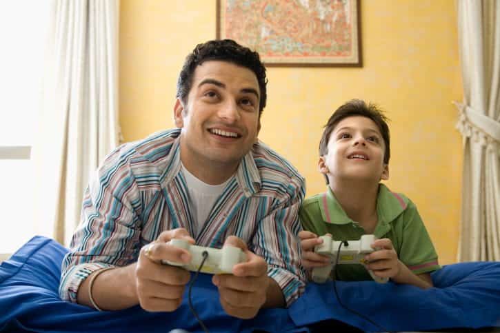 Foto van de beste videogames die je met je ouders kunt spelen | Vader_speelt_video_games_met_son-Om3MiNfs-DzTechs