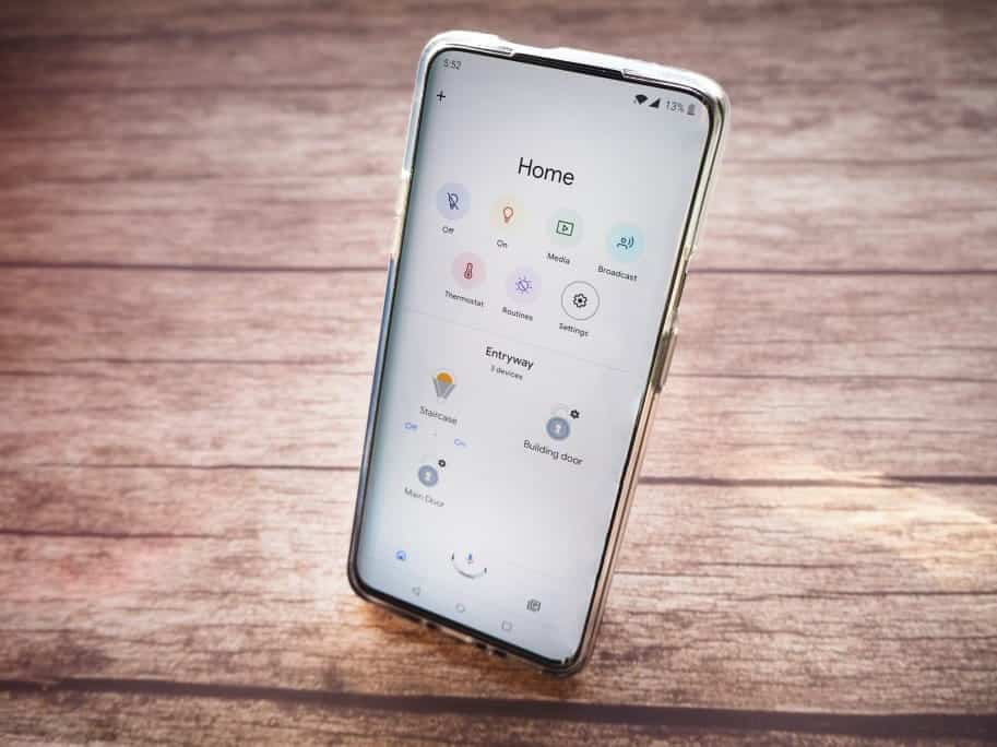 如何將手機變成家用控制面板或遙控器的圖片 | Smart_home_remote_control_hero_scaled-JCZV0Yfs-DzTechs