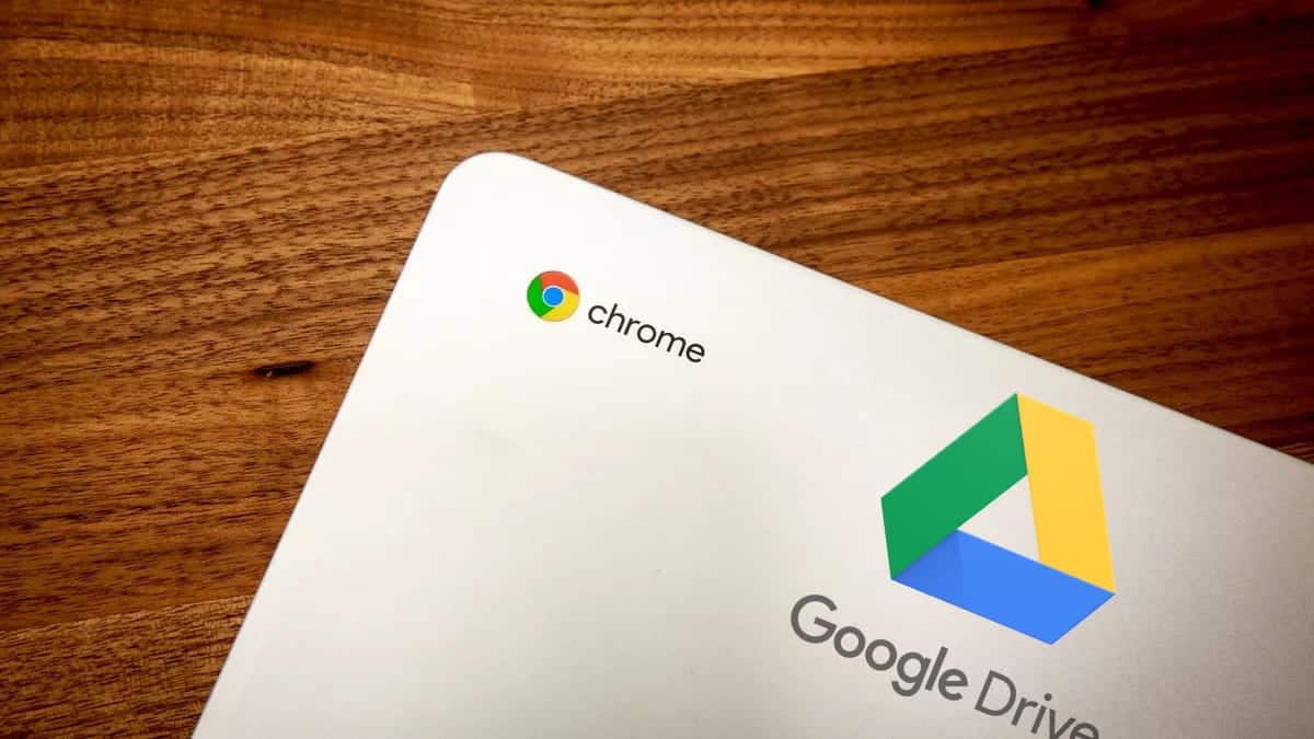 Obraz pokazujący, jak pobrać bezpośrednio na Dysk Google na Chromebooku | asus_chromebook_flip_c302ca_7304_002-1xTQOags-DzTechs
