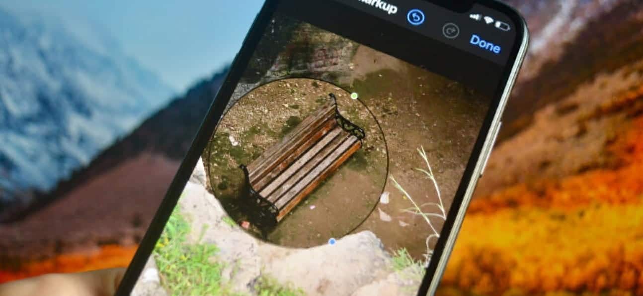 Afbeelding van Hoe u de Zoom-tool kunt verkrijgen in Markup voor iOS op Android | iPhone_user_magnifying_a_part_of_the_photo-v6dwZags-DzTechs
