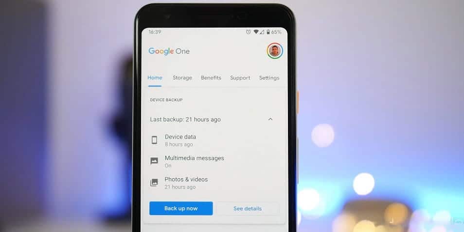 Εικόνα σύγκρισης μεταξύ του Android Backup και του Google One Backup: Ποιο να επιλέξετε; | Backup_Android_phone_using_Google_One_close_jHQPucgs-jUGQucgs-DzTechs