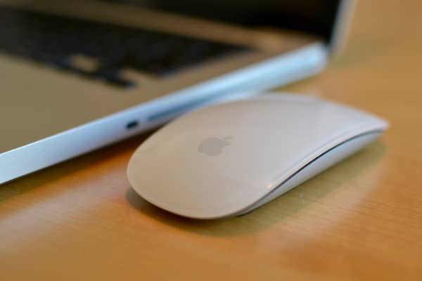 如何在 macOS 上設定滑鼠和觸控板的不同滾動方向? | Magic_Mouse_hero-Ji3nNcgs-DzTechs