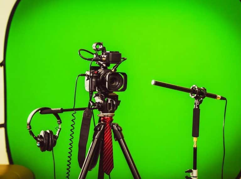 Bu ücretsiz AI tabanlı aracın görüntüsü, videolardan arka planı otomatik olarak kaldırır | Marketing-Campaign_Blog-Images_DIY-GreenScreen-e1540220151158-768x570-DzTechs