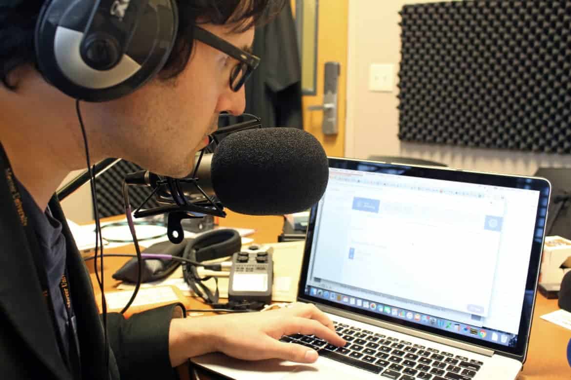 Image des meilleures alternatives Zencastr pour les auditeurs et les créateurs de podcasts | adam_mic_1_1170x780-FHPGAcgs-DzTechs