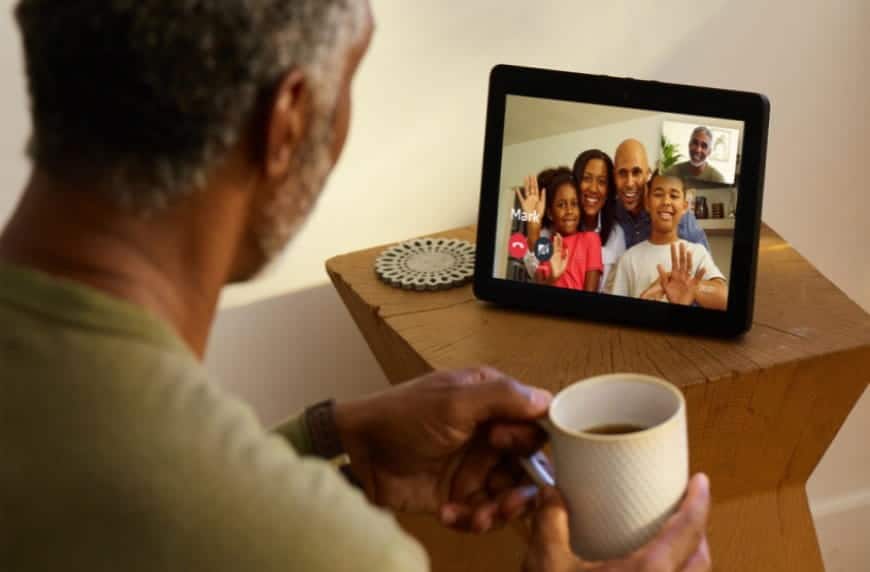 Obraz pokazujący, jak zainstalować i wykonywać połączenia Skype na urządzeniu Echo Show | amazon_echo_show_video_calling_official_lifestyle_1-nO8XAcgs-DzTechs