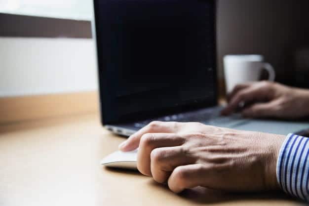 Windows で画面をオフにする最も簡単な方法の画像 | businessman_working_with_computer_with_coffee_cup_hotel_room_1150_17470-0JYnzPfs-DzTechs