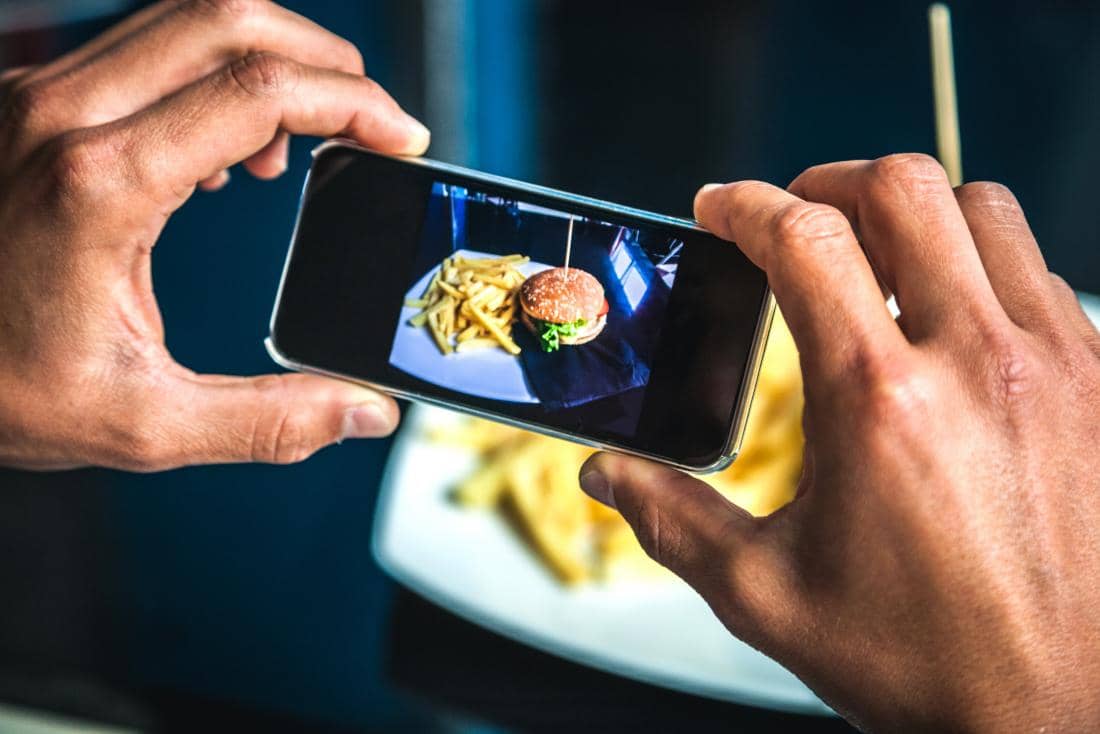 最佳 Android 應用截圖，用於裁剪、調整大小和縮小圖片 | person_taking_photo_of_burger_and_fries-Bzp0qOfs-DzTechs