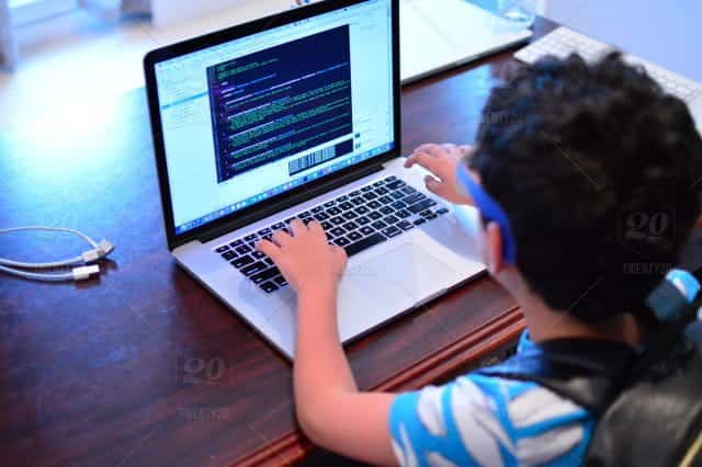 教導孩子以有趣的方式打字的最佳網站和遊戲照片 | stock_photo_kid_creative_kids_typing_nerd_programming_pretending_working_on_computer_using_computer_a828b767_52a0_4aad_a4c8_c0e521b2