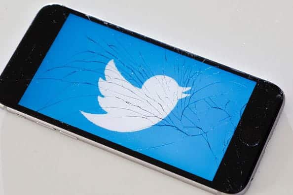 如何在 Twitter 上一次刪除所有推文?圖片 | the_logo_of_twitter_is_displayed_on_a_smartphone_with_news_photo_927618004_1533225610-l47h7Ofs-DzTechs