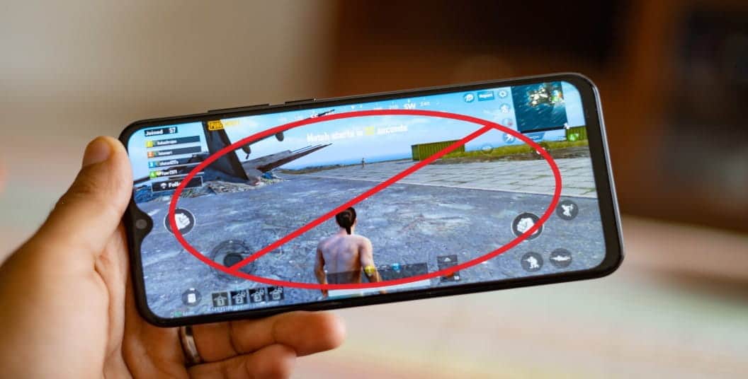 Obraz najlepszych alternatyw dla PUBG Mobile w języku innym niż chiński: Gry takie jak PUBG | Lenovo_K10_Note_in_hand_running_PUBG-x1rkMfgs-DzTechs