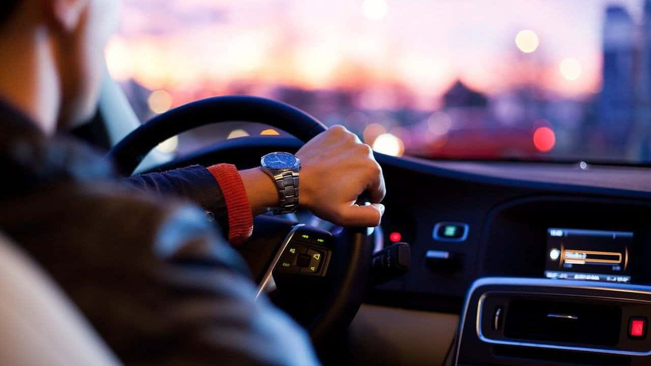 Obraz najlepszych aplikacji do nauki jazdy na iOS i Androida | driving_car_1149997_1280-g9ZWjfgs-DzTechs