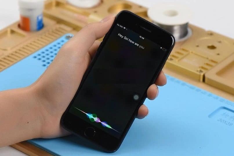 Obrazek przedstawiający, jak naprawić niedziałającą Siri lub „Hej Siri” na iPhonie | fix_iphone_7_hey_siri_not_working_807x538-4Qjp2ggs-DzTechs