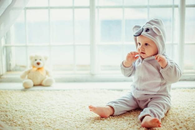 Obraz najlepszych aplikacji dla niemowląt na iOS i Androida | beautiful_little_boy_sitting_by_window_1304_5647-JFVhXhgs-DzTechs