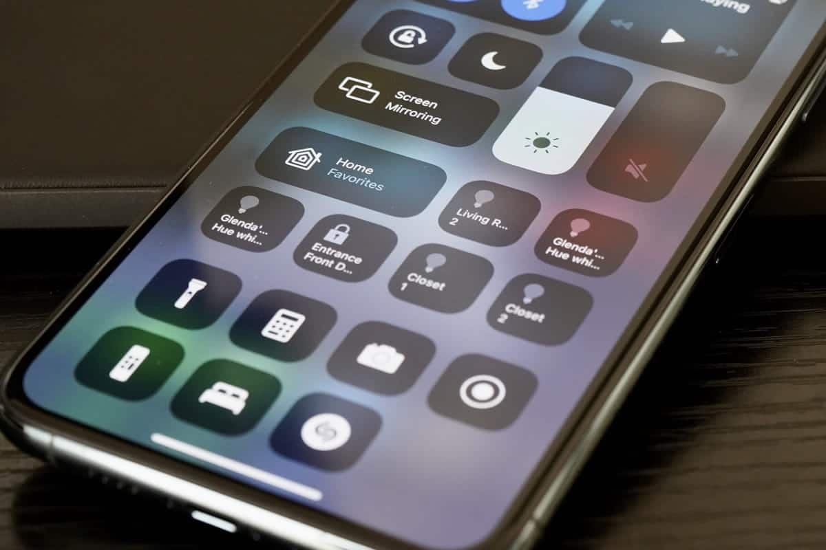 Obraz pokazujący, jak usunąć akcesoria aplikacji Dom z Centrum sterowania w systemie iOS 14 | homekit_control_center_hero_100858380_large-dLMtXhgs-DzTechs
