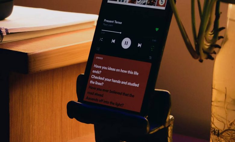 Imagen de las mejores webs para encontrar significados y explicaciones de canciones con letra | karthikeya-gs-WgW9o-Jy_Ng-unsplash-1