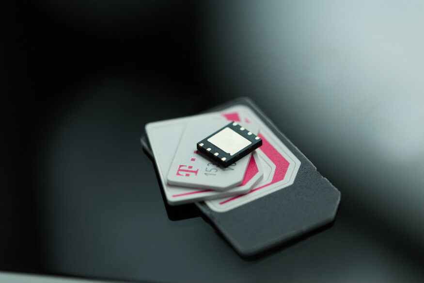Immagine di Cos'è una SIM elettronica (eSIM)? Sono migliori delle SIM standard? | 1c2jr1H7dZuM0MO6A_n_ACA-DzTechs