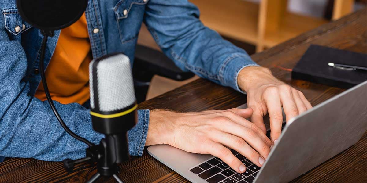 Podcast'inizi zahmetsizce yazıya dökmenin en iyi yollarının resmi | 1owT2zQs0vcIFAhp5i5wfnw-DzTechs