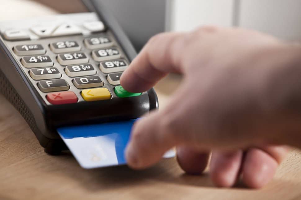 Immagine di alcuni dei modi in cui un criminale può utilizzare lo skimming delle carte di credito contro di te | 1ij5E-iNnpRTRkPMitaf2zA-DzTechs