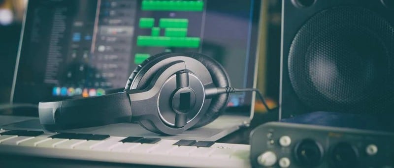 Bild zur Wiedergabe verschiedener Audioquellen zwischen Lautsprechern und Kopfhörern in Windows 11 | 1dEloH3vZwbSjBLPyisvqjQ-DzTechs