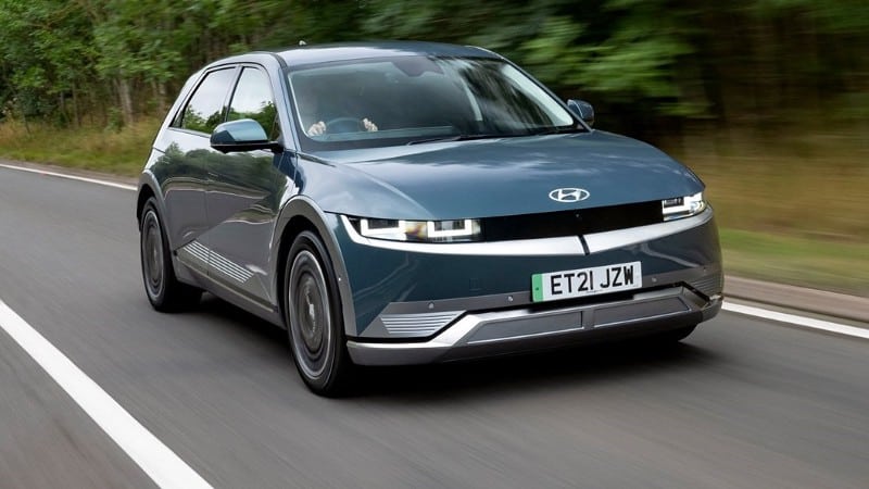 Un'immagine dei principali vantaggi di guidare un'auto elettrica 1dzLwQblSQngz1QxIubVuww-DzTechs