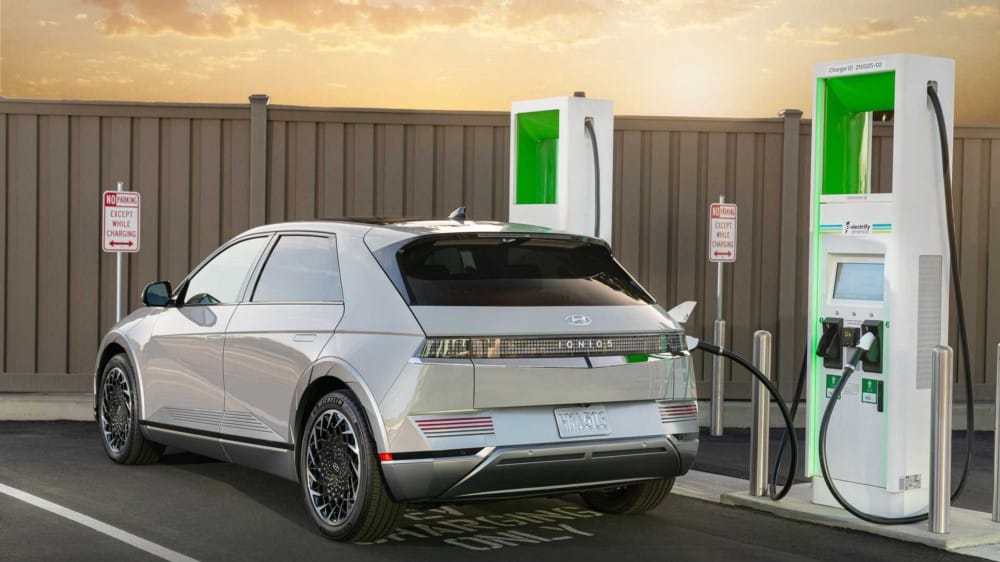 Yıllarca ücretsiz şarjla gelen yeni elektrikli arabaların görüntüsü | 1dizZyoX7Wetx6kp_BeiWcg-DzTechs