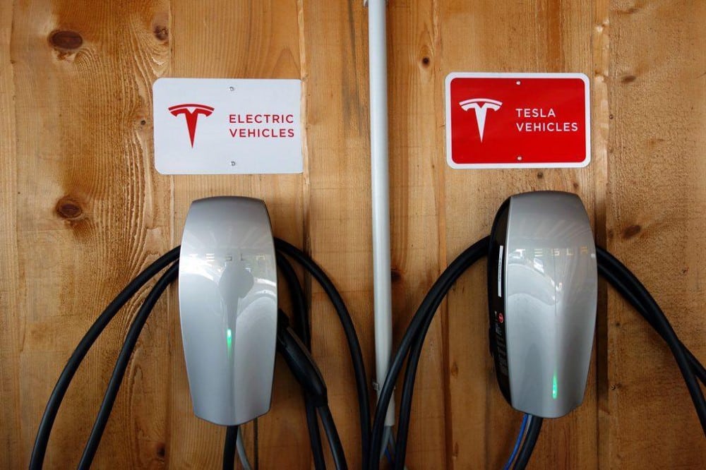 特斯拉超級充電站與目的地充電站比較圖：有何不同？ | 1WdASZXNo7htPv0FojTvqRA-DzTechs