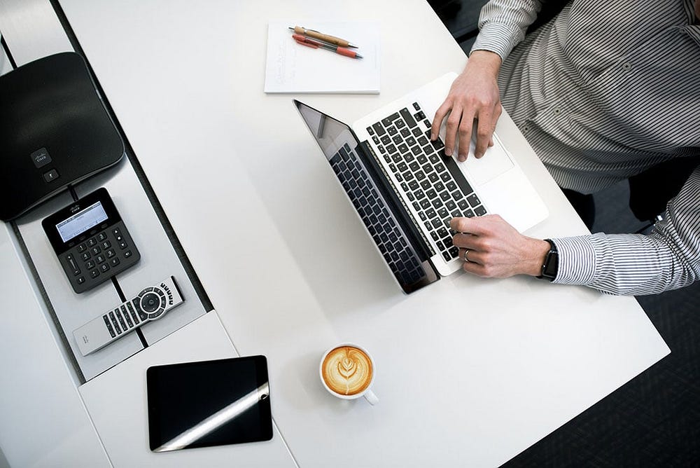 Un'immagine di semplici lavori freelance che puoi imparare facilmente | 1XuCFQnoeHkM0897SS3r9pw-DzTechs