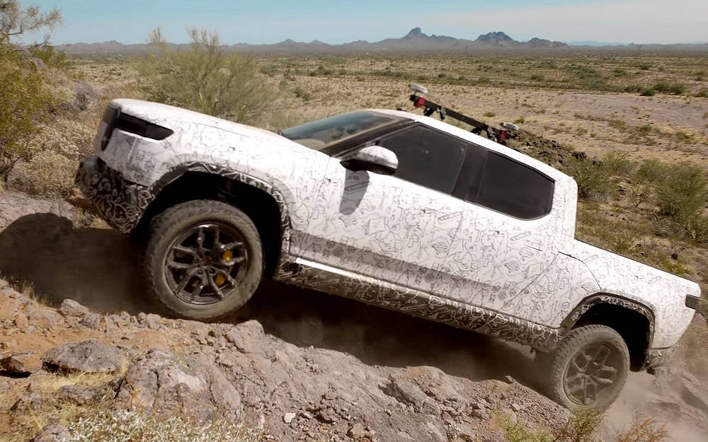 Foto delle caratteristiche che rendono Rivian R1T il veicolo elettrico perfetto per ogni avventura in montagna | 10jXBeEfXLqq9e7hOIo9WSg-DzTechs