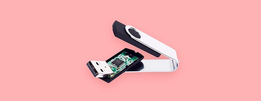 Obraz przedstawiający, jak odzyskać dane ze starego lub uszkodzonego dysku USB | 1F_w8nCTWKEEjkAYPgKCzzg-DzTechs
