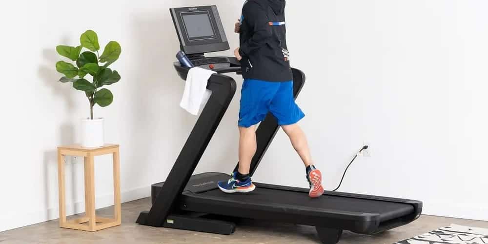 Koşu bantları ve koşu bantları arasındaki karşılaştırmanın görüntüsü: Hangi fitness tekniği sizin için uygun? | 1eCsV3p4fH5QWum79lTahEQ-DzTechs