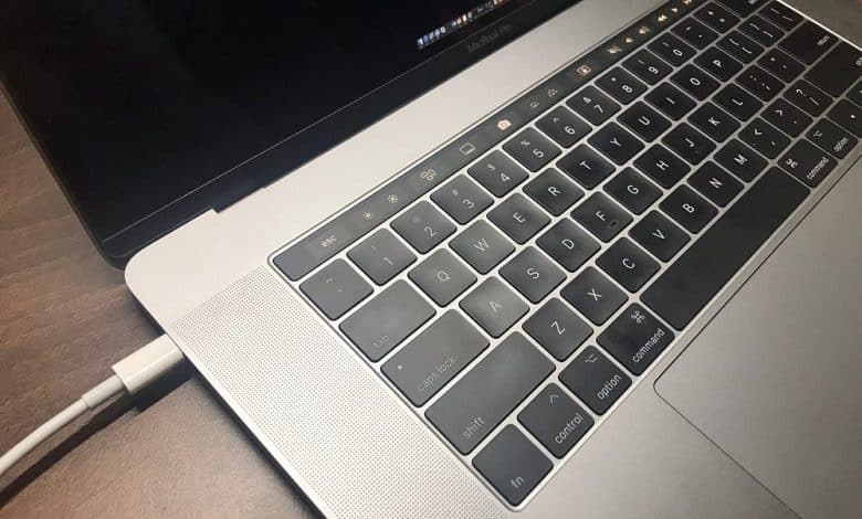 MacBook을 충전기에 연결하면 왜 진동하나요? | 1r79_wfSjyMxE4zhhiKU2Ng-DzTechs