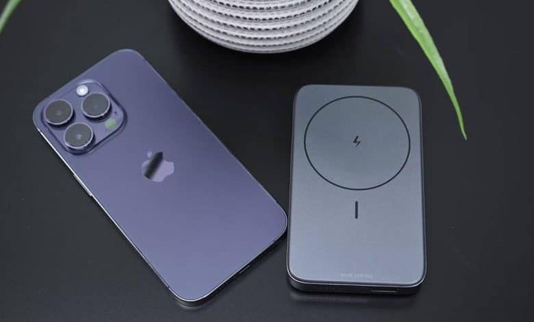 Foto des magnetischen Ugreen-Akkus mit Klappständer zum Aufladen des iPhone im Test | 1EqCuo1nsgkDiEJcMr0FQqA-DzTechs