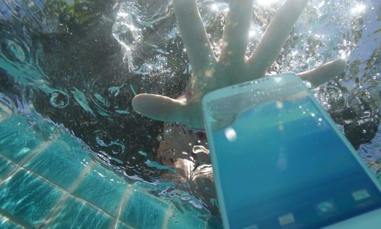 Bild effektiver Schritte zur Rettung eines Telefons oder Tablets, nachdem es ins Wasser gefallen ist | 13egJZ5Vja6GlrwhrZMzw7g-DzTechs