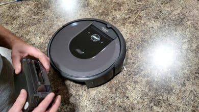 如何清空 Roomba 機器人吸塵器內建垃圾桶的圖片 | 1gNKx-igy8jUmzRvCclwuDA-DzTechs
