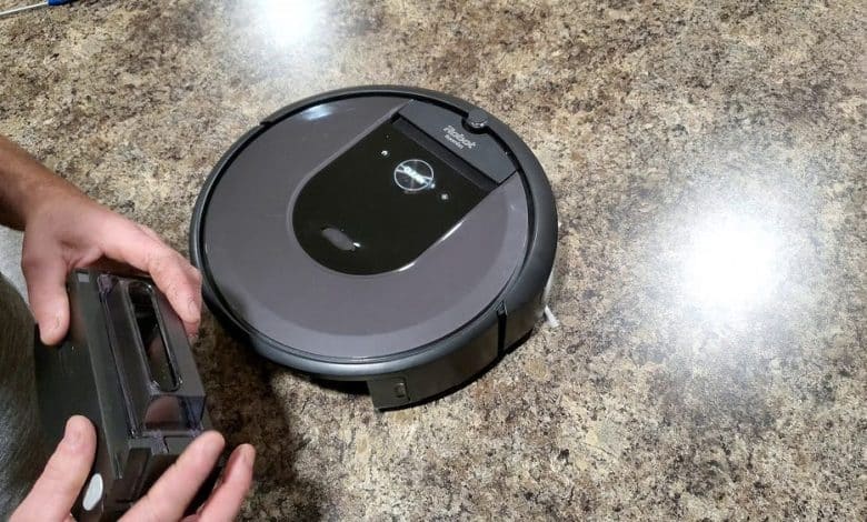 Bild zum Leeren des integrierten Mülleimers im Roomba-Roboterstaubsauger | 1gNKx-igy8jUmzRvCclwuDA-DzTechs