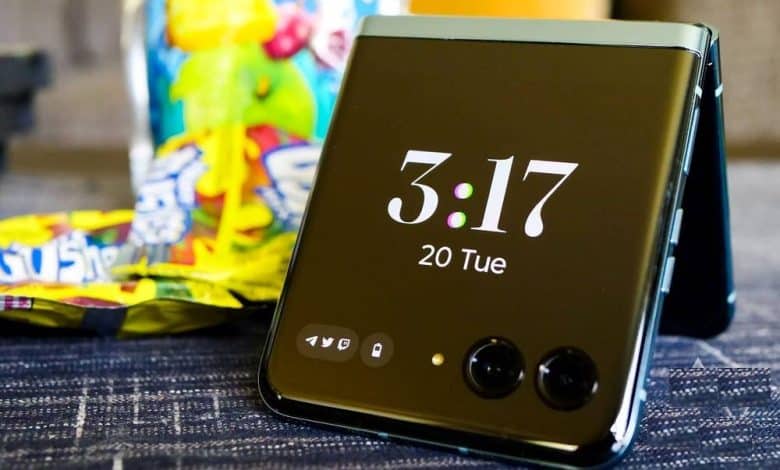 Image des raisons pour lesquelles vous devriez reconsidérer votre décision avant d'acheter un Motorola Razr+ (2024) | 1_ghDsHMY5Bvx-vFg9Cl649Q-1