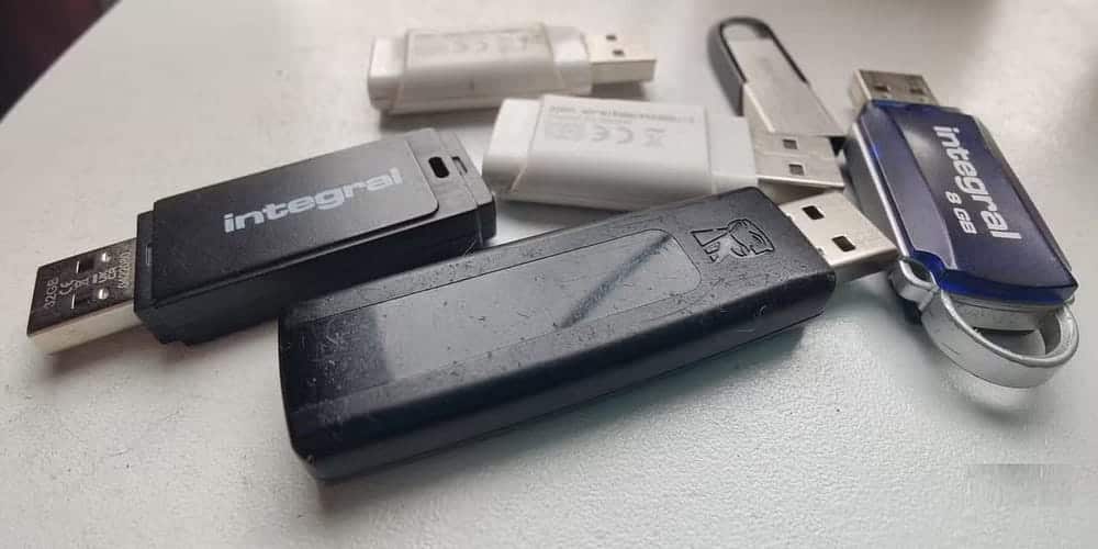 Sì, devi avere un'unità di ripristino USB vicino a te