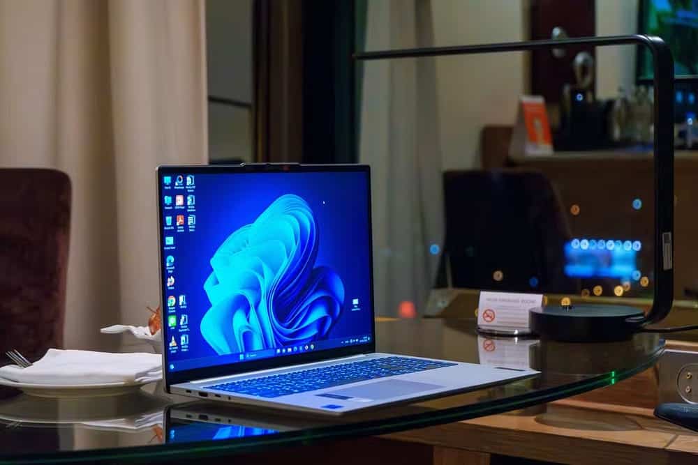 Znak wodny w systemie Windows 11 ma na celu przypominanie o potencjalnych zagrożeniach.