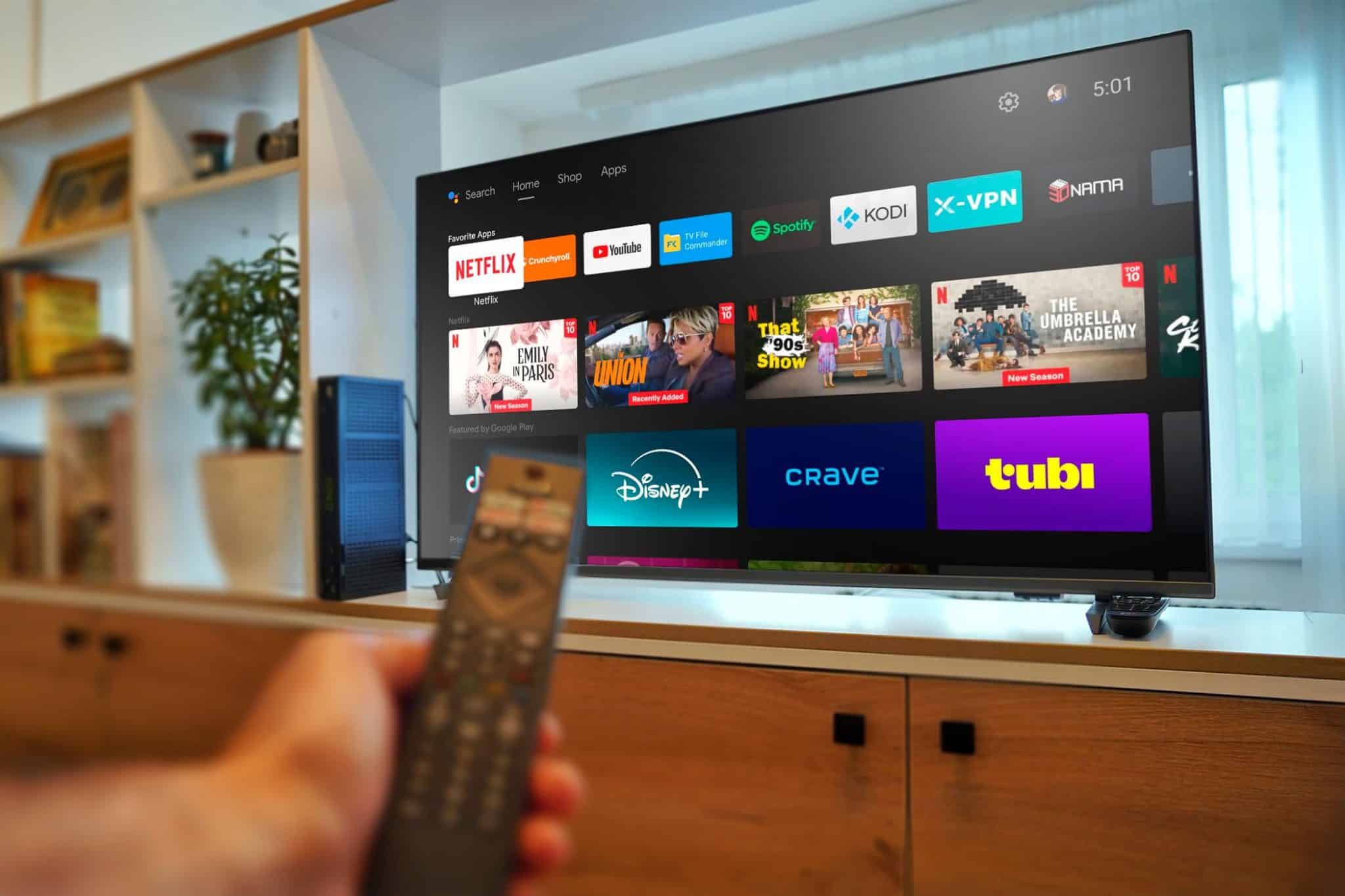 Android TV mit Handfernbedienung.